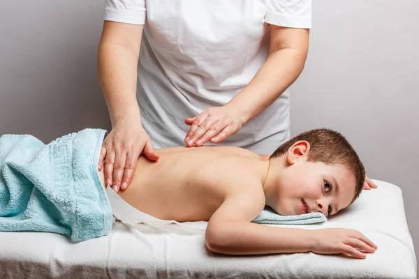 Crianças massagem — Fotografia de Stock