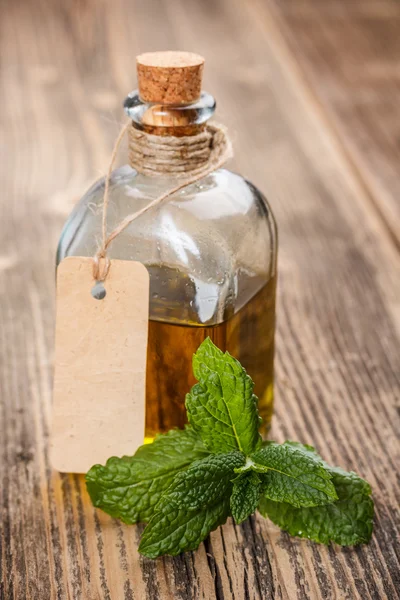 Botella con aceite —  Fotos de Stock