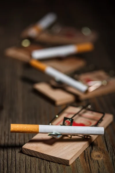 Сигарета в мышеловке — стоковое фото
