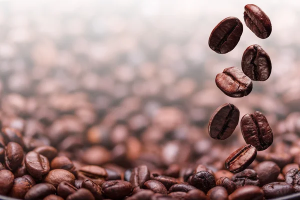 Fliegende Kaffeebohnen — Stockfoto