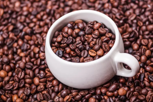 Beker met koffiebonen — Stockfoto