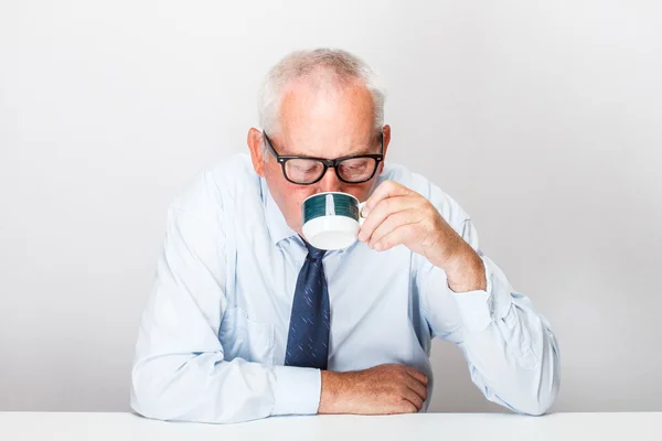 Geschäftsmann trinkt Kaffee — Stockfoto