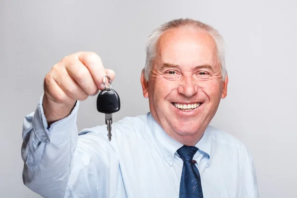Бізнесмен тримає ключ автомобіля Ліцензійні Стокові Фото