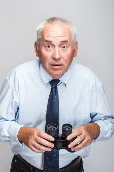 Mann mit Fernglas geschockt — Stockfoto