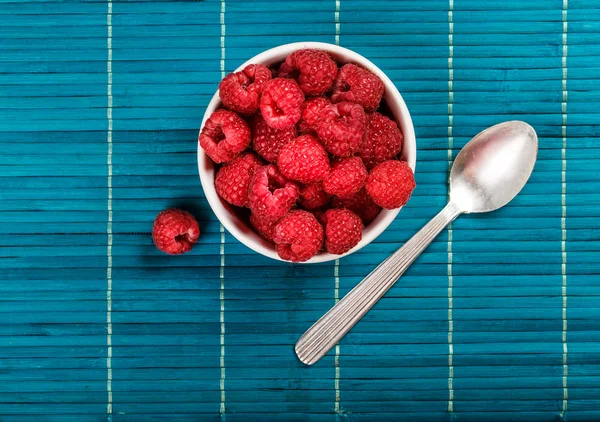 Bowl of raspberries — Stock Photo, Image