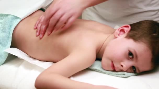 Mujer hace masaje — Vídeo de stock