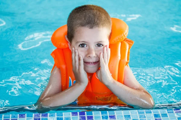 Niño en chaleco salvavidas — Foto de Stock