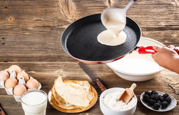 Herstellung frischer Crêpes — Stockfoto