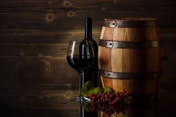 Kırmızı şarap ile natürmort — Stok fotoğraf