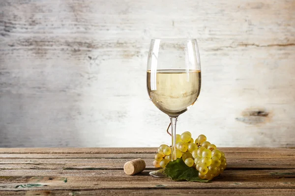 Glas Weißwein — Stockfoto