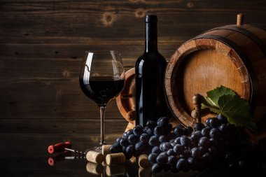 kırmızı şarap ile natürmort