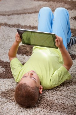 Çocuk holding dijital tablet