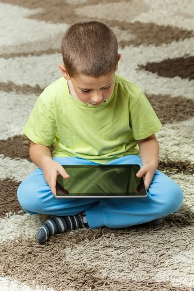 Jongen met behulp van een Tablet PC — Stockfoto