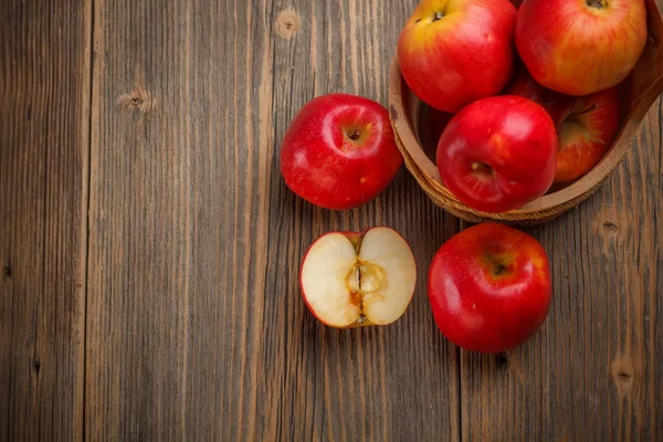 Moget rött äpple — Stockfoto