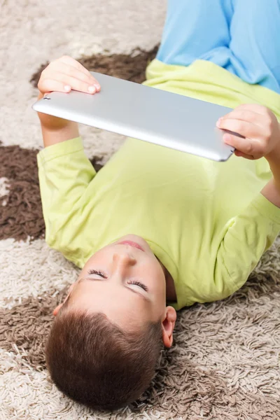 Criança brincando com tablet digital — Fotografia de Stock