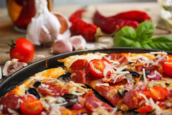 Salami pizza — Stockfoto