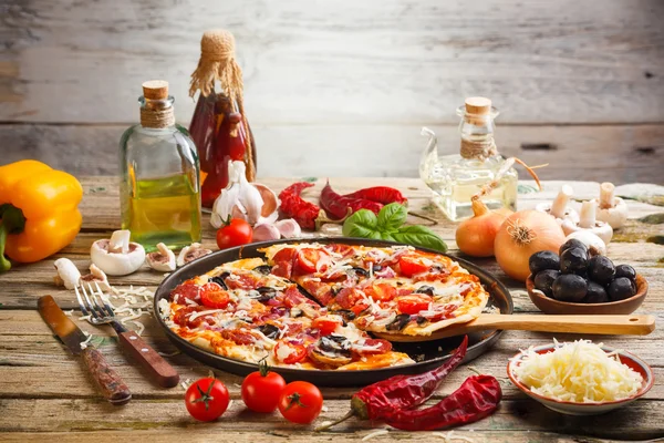 Pizza caseira — Fotografia de Stock