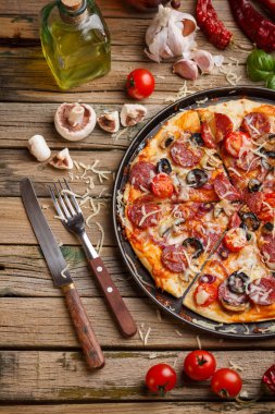 salamlı pizza