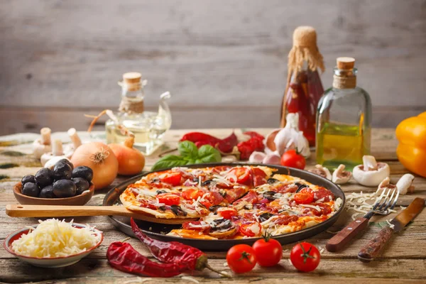 Delicious fresh pizza — Stock Photo, Image