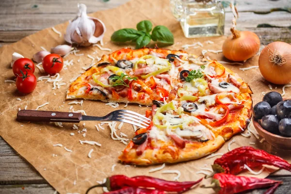 신선한 이탈리아 피자 — 스톡 사진