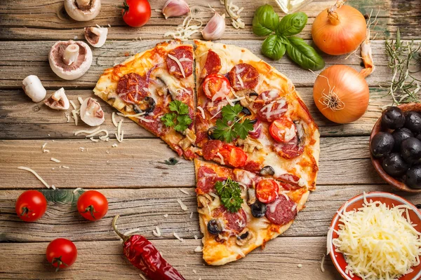 Pizza z kiełbasą — Zdjęcie stockowe