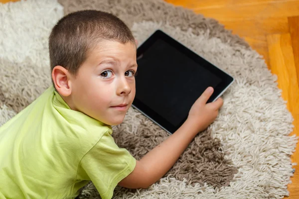 Niño con tableta — Foto de Stock