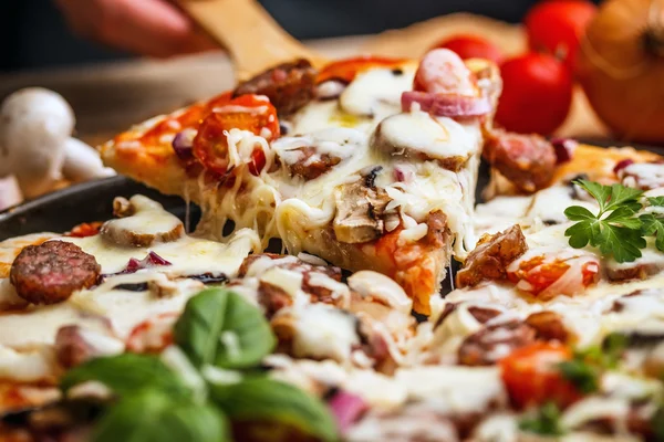 Pizza z kiełbasą — Zdjęcie stockowe