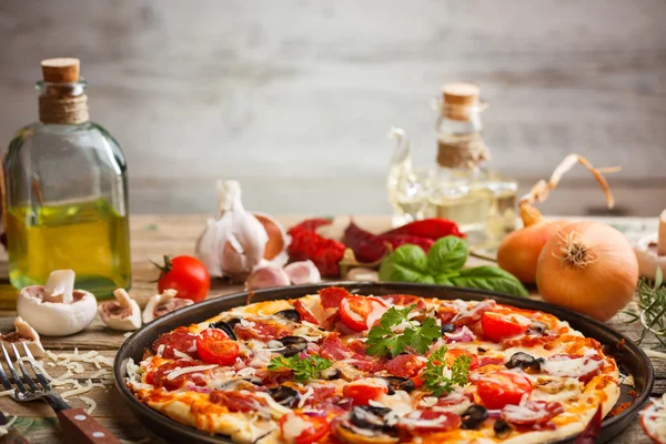 Čerstvá domácí pizza — Stock fotografie