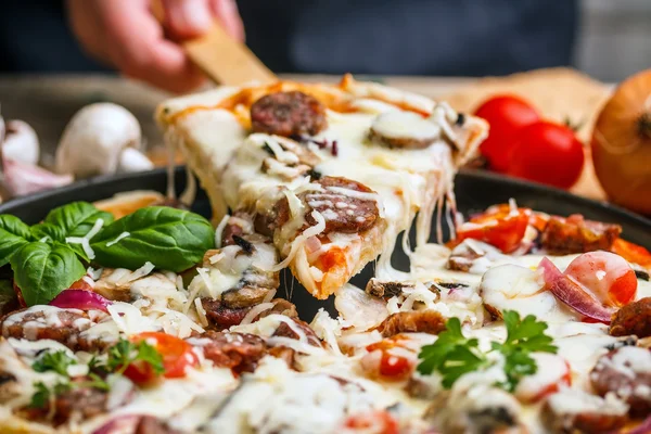 Pizza z kiełbasą domowe — Zdjęcie stockowe