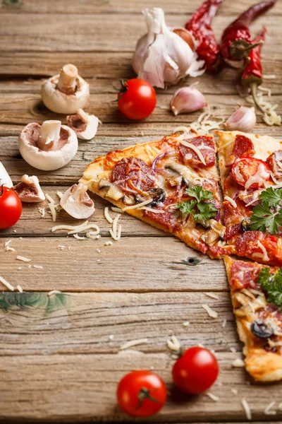 Pizza med tomat — Stockfoto