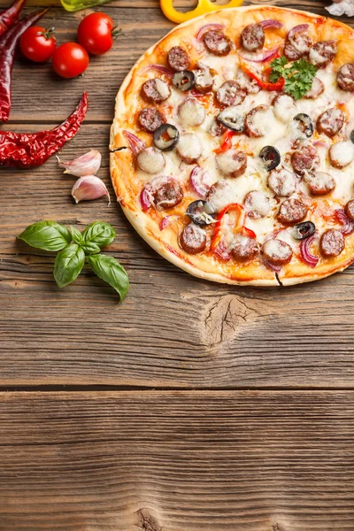 Pizza sobre tabla de madera vieja — Foto de Stock