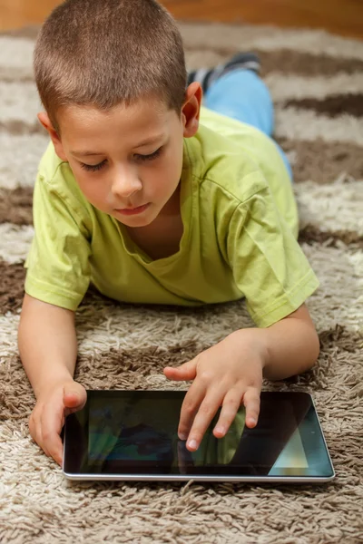 Jongen spelen — Stockfoto