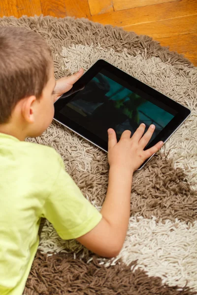 Jongen met digitale tablet — Stockfoto