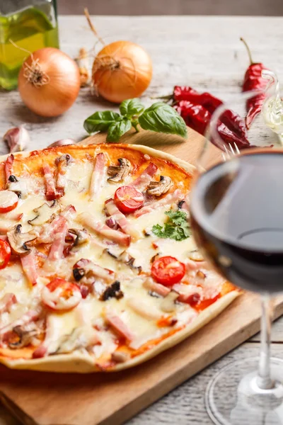 Pyszna włoska pizza — Zdjęcie stockowe