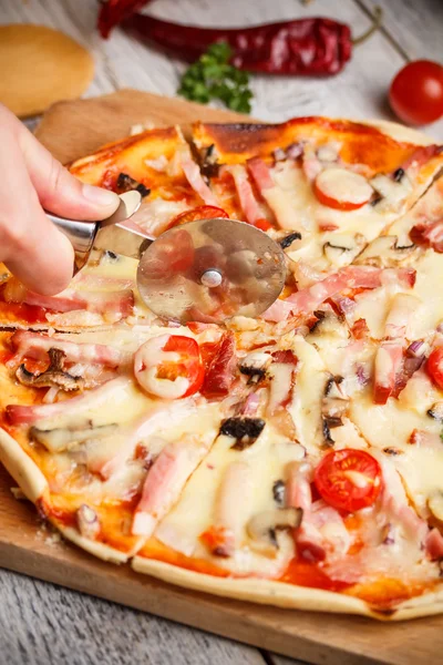 Skivning färsk pizza — Stockfoto