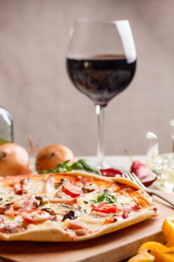 jambon ve domates pizza