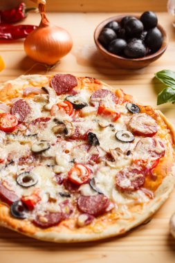 Taze pişmiş pizza.