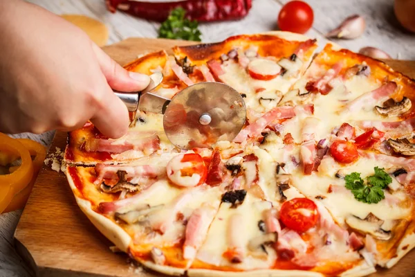 Cutting pizza — Stock Photo, Image