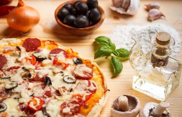 Zelfgemaakte pizza — Stockfoto