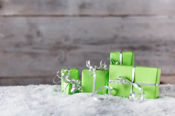 Caja de regalo verde decorativo — Foto de Stock