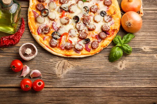 Pizza com ingredientes — Fotografia de Stock