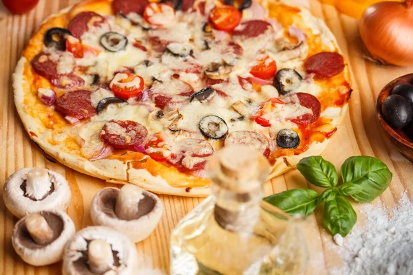 Hele gebakken pizza — Stockfoto