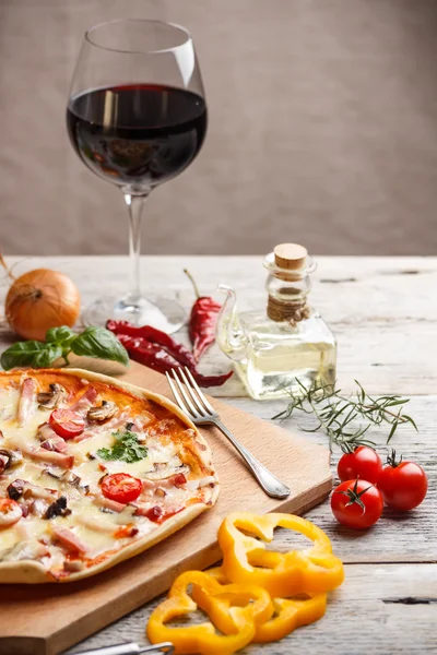 Pizza con prosciutto — Foto Stock