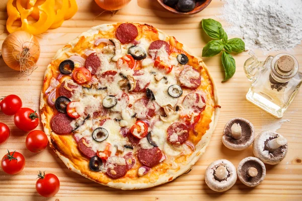Hela bakade pizza — Stockfoto