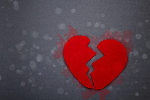 Красное разбитое сердце — стоковое фото