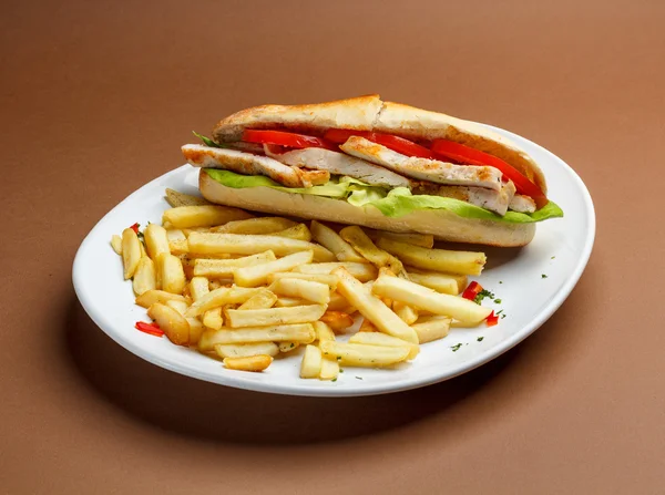 Grilled chicken sandwich — Stock Photo, Image