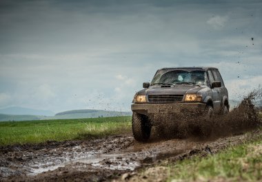 çamurlu jeep