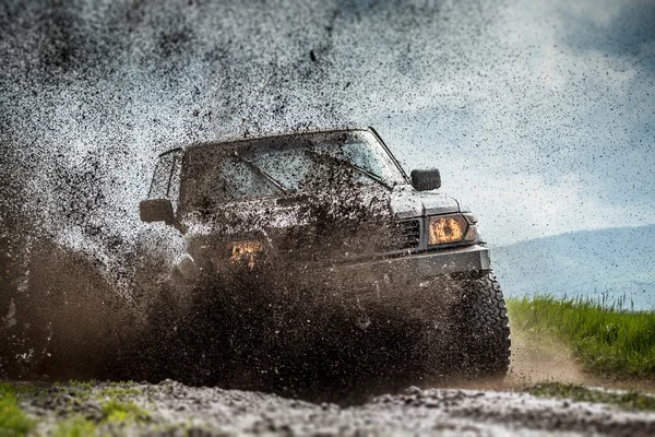Jeep na lama — Fotografia de Stock