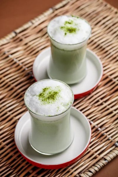 Té verde con leche —  Fotos de Stock