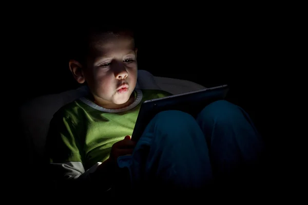 Αγόρι με ένα tablet pc — Φωτογραφία Αρχείου